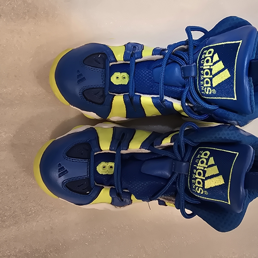 Adidas Kobe"crazy 8" size 5.5y(gs)unisex. color blue,white, and green.